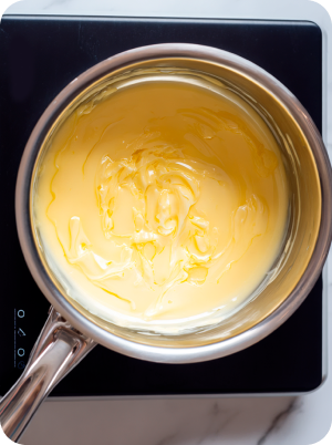 Смешивание ингредиентов в сотейнике, доведение до кипения