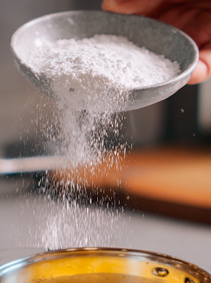 Добавление муки, перемешивание